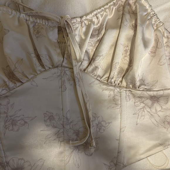 White corset top with flower detail - Picture 2 of 4